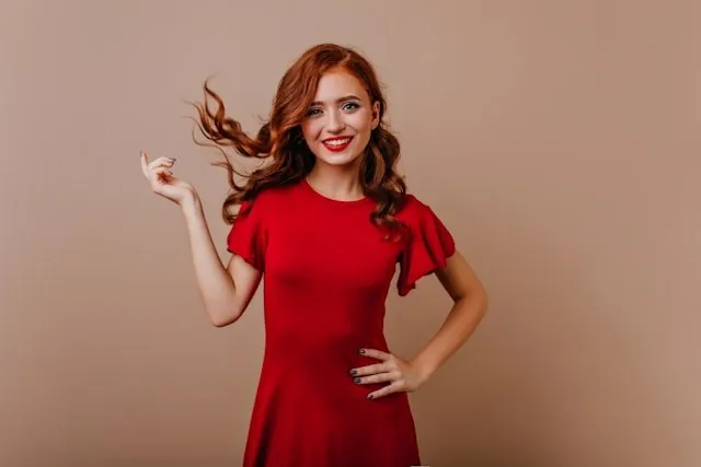 Créatrice de contenu UGC freelance souriante